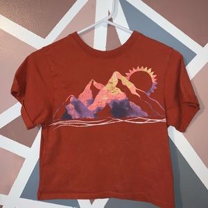 Vibe N’ cropped tight mountain tshirt